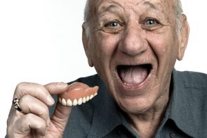 usare-colla-per-dentiere