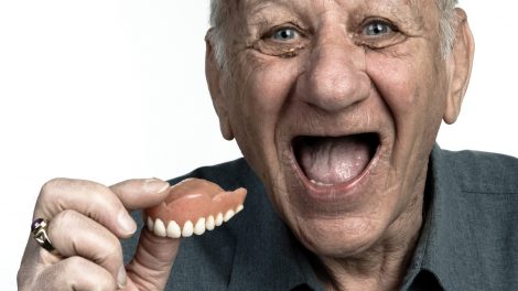 usare-colla-per-dentiere