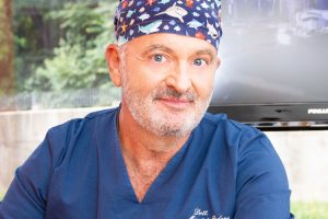 Il dottor Maurizio Pedone, direttore sanitario di amicodentista - amicomedico ritratto con gli abiti da odontoiatra