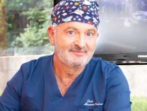 Il dottor Maurizio Pedone, direttore sanitario di amicodentista - amicomedico ritratto con gli abiti da odontoiatra