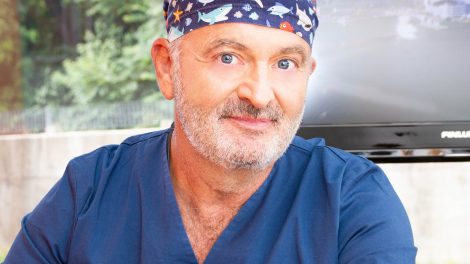 Il dottor Maurizio Pedone, direttore sanitario di amicodentista - amicomedico ritratto con gli abiti da odontoiatra