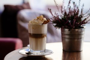 tazza di crema al caffè fredda con biscotto