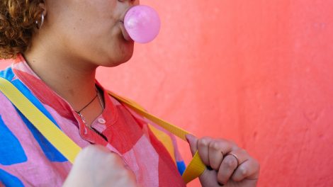 donna che mastica una gomma da masticare