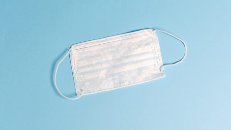 mascherina bianca su sfondo azzurro