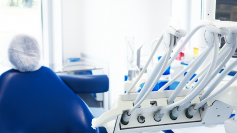 Interno dello studio dentistico di Amicodentista a Caronno Pertusella: dettaglio degli strumenti di lavoro con in lontananza la poltrona per la seduta del paziente