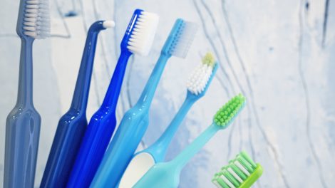 spazzolini manuali di diversi tipi