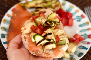 Una bruschetta salmone e avocado