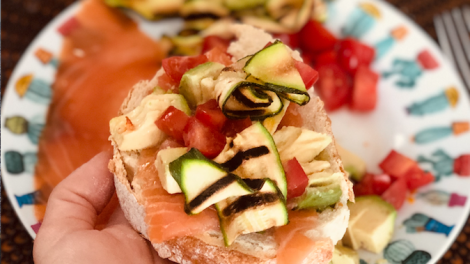 Una bruschetta salmone e avocado
