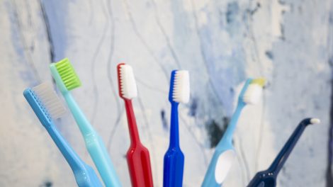 Spazzolini da denti con diverse testine e setole