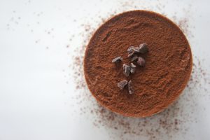 una budino al cioccolato fotografato dall'alto