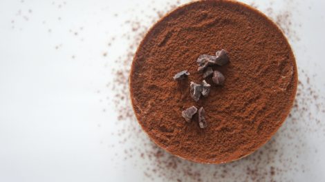 una budino al cioccolato fotografato dall'alto