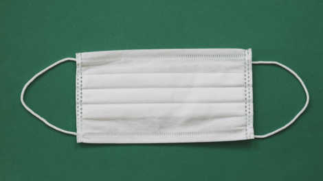 una mascherina chirurgica