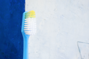 Uno spazzolino da denti su sfondo neutro