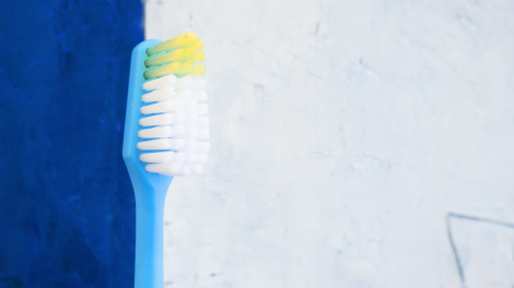 Uno spazzolino da denti su sfondo neutro