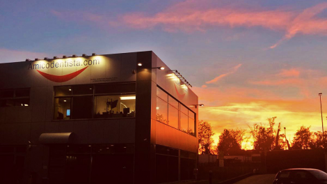 La sede di Amicodentista di Caronno Pertusella al tramonto