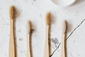 quattro spazzolini da denti posti uno a fianco all'altro