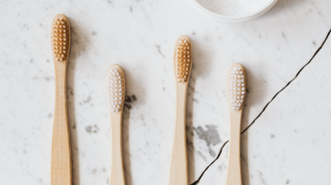 quattro spazzolini da denti posti uno a fianco all'altro