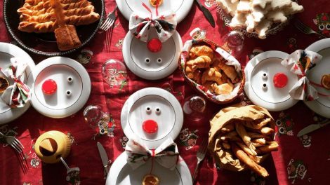 Una tavola imbandita per il Natale