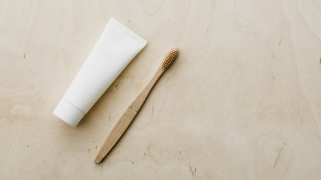 Un dentifricio e uno spazzolino da denti