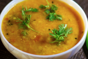 Un piatto di zuppa di lenticchie