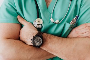 Un medico che incrocia le braccia