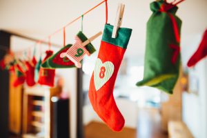 Una serie di calze della befana appese a un filo