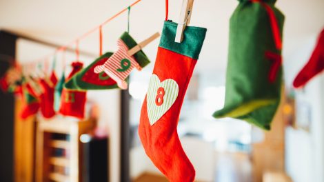 Una serie di calze della befana appese a un filo