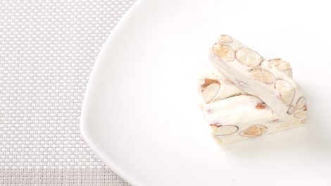 Due pezzetti di torrone