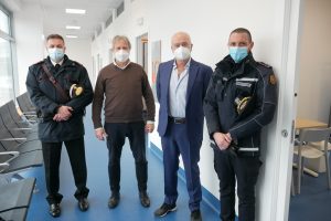 Una foto dell'apertura del poliambulatorio specialistico amicodentista amicomedico con il sindaco di caronno pertusella Marco Giudici, il direttore sanitario Maurizio Pedone, il vice comandante della polizia locale Michele Albamonte, il maresciallo dei Carabinieri Roberto Granatiero