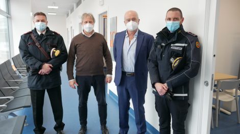 Una foto dell'apertura del poliambulatorio specialistico amicodentista amicomedico con il sindaco di caronno pertusella Marco Giudici, il direttore sanitario Maurizio Pedone, il vice comandante della polizia locale Michele Albamonte, il maresciallo dei Carabinieri Roberto Granatiero