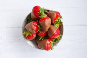 Una ciotolina piena di fragole al cioccolato