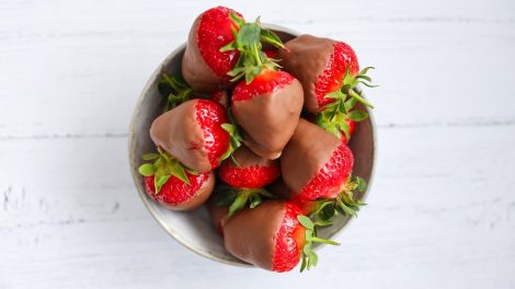 Una ciotolina piena di fragole al cioccolato