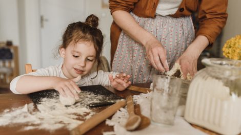 Una bimba e una mamma preparano taralli