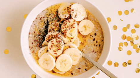 Una ciotola ripresa dall'alto e colma co yogurt e banane