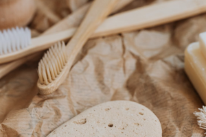 un paio di spazzolini da denti di legno, poggiati su una tovaglia, insieme a un sapone