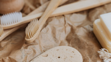 un paio di spazzolini da denti di legno, poggiati su una tovaglia, insieme a un sapone