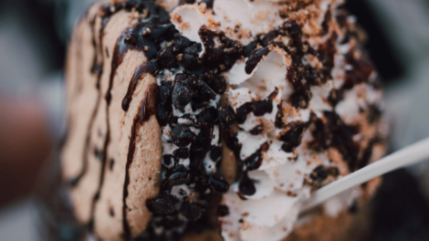 Un primo piano molto stretto di un biscotto gelato, ricoperto di cioccolato