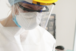 L'igienista dentale, dott.ssa Carola Romanò, al lavoro nello studio odontoiatrico di Amicodentista a Caronno Pertusella