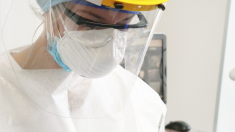 L'igienista dentale, dott.ssa Carola Romanò, al lavoro nello studio odontoiatrico di Amicodentista a Caronno Pertusella