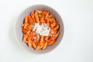 Un piatto di pasta al pomodoro