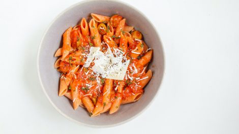 Un piatto di pasta al pomodoro