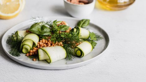 Un piatto con all'interno zucchine