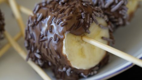 Banane gelate ricoperte di cioccolato