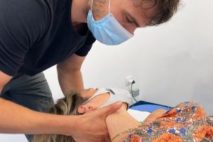 Il fisioterapista Cristiano Zanini tratta una paziente