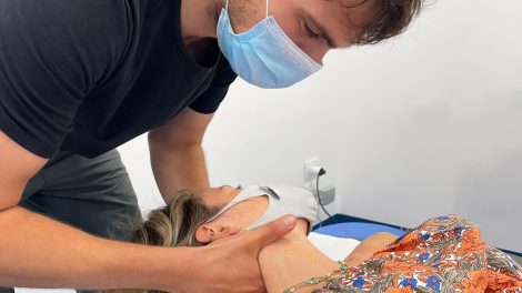 Il fisioterapista Cristiano Zanini tratta una paziente