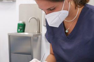 La podologa Giulia Valli mentre tratta un Paziente