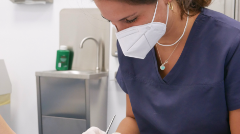 La podologa Giulia Valli mentre tratta un Paziente