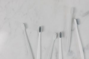 Spazzolini da denti manuali su uno sfondo di marmo