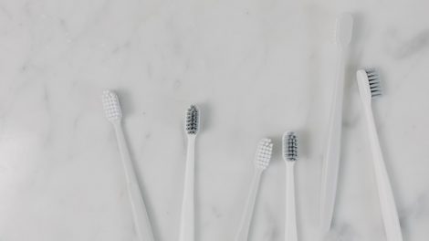 Spazzolini da denti manuali su uno sfondo di marmo