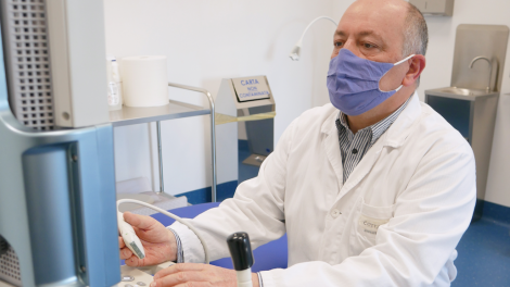 Il dottor Cotta Ramusino, pediatra, mentre esegue una ecografia alle anche